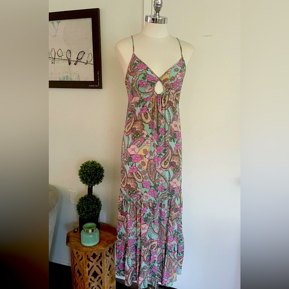 Dresses & Skirts - 💕 Summer dress💕 Size Small. Really light weight. Adjustable strap. Beautiful